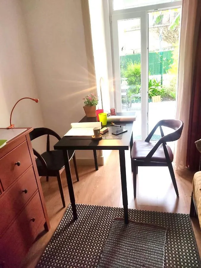 Sunny Orange Garden Apartment In Central Lizbona 0*,  Portugalia