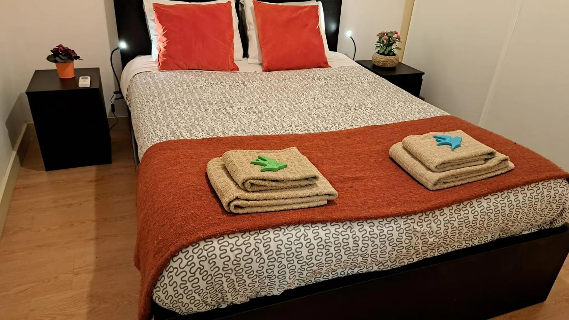 Sunny Orange Garden Apartment In Central Lizbona 0*,  Portugalia