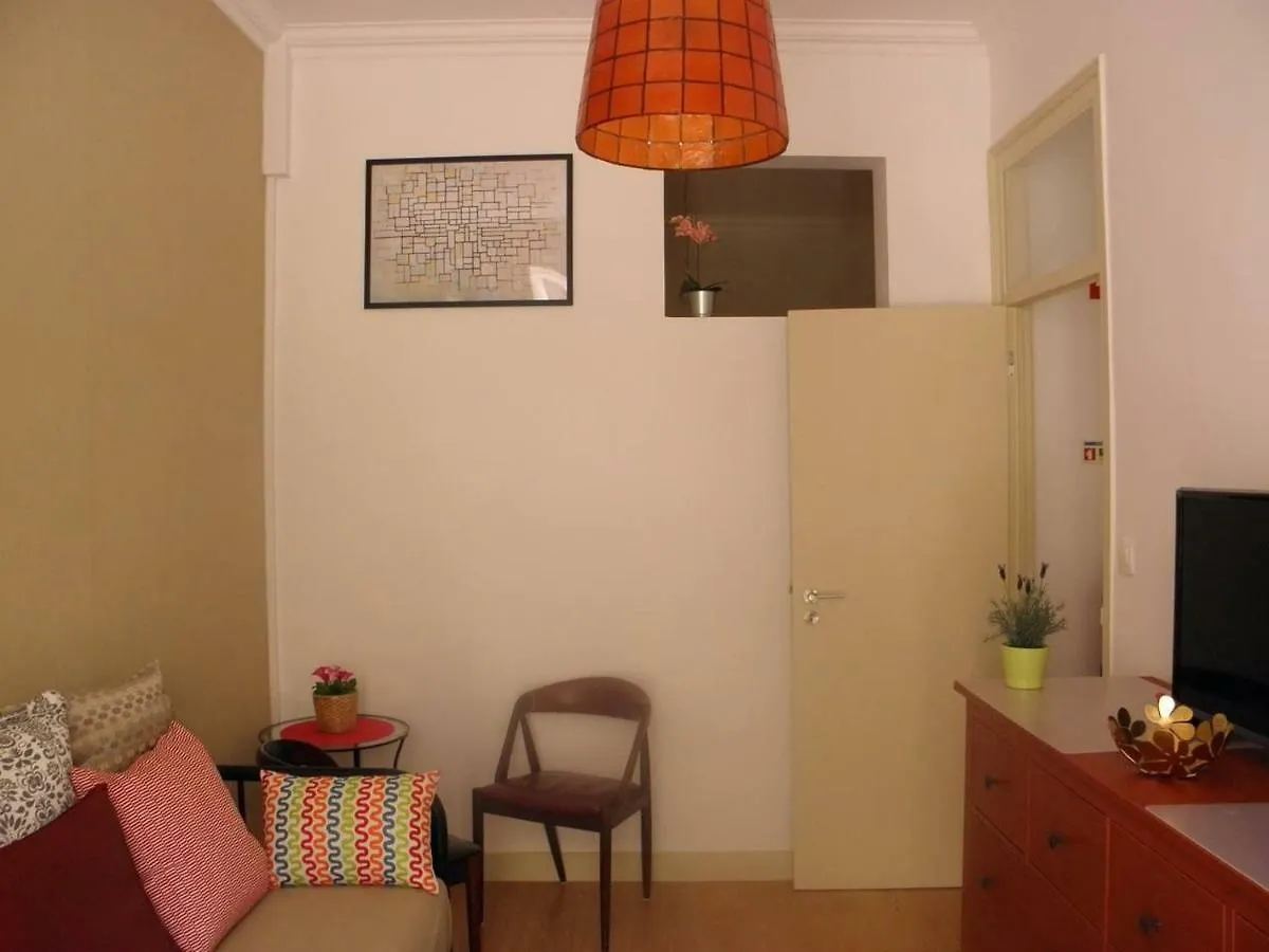 Sunny Orange Garden Apartment In Central Lizbona