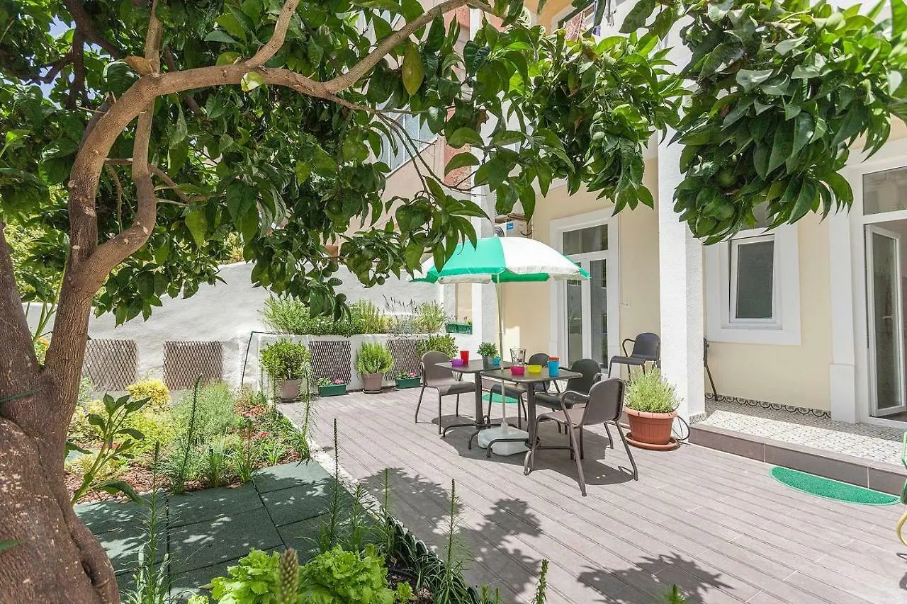 Sunny Orange Garden Apartment In Central Lizbona Portugalia