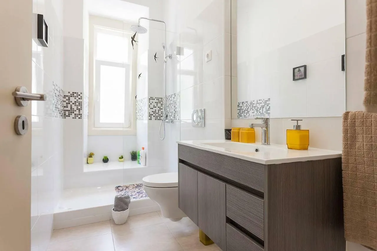 Sunny Orange Garden Apartment In Central Lizbona
