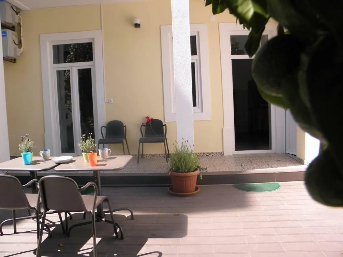 Sunny Orange Garden Apartment In Central Lizbona