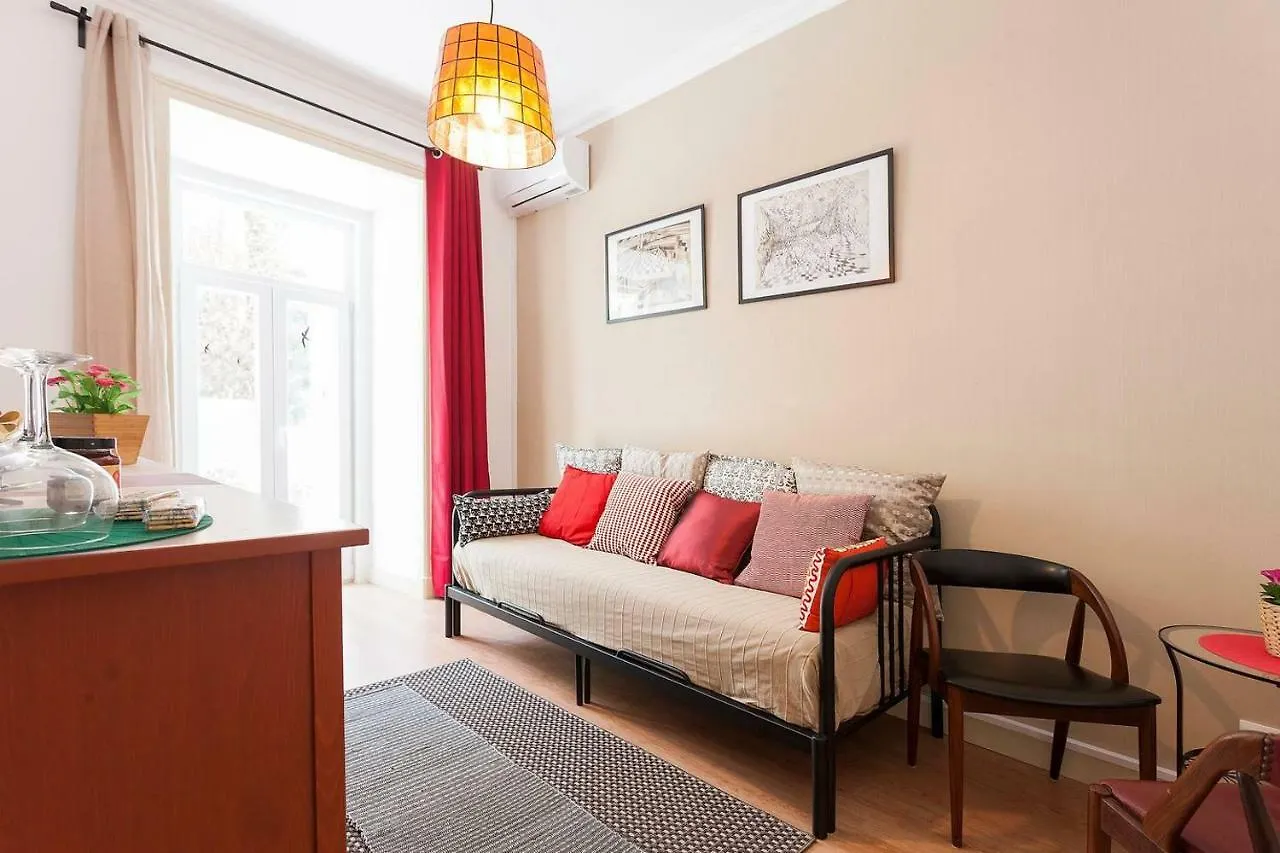 Sunny Orange Garden Apartment In Central Lizbona