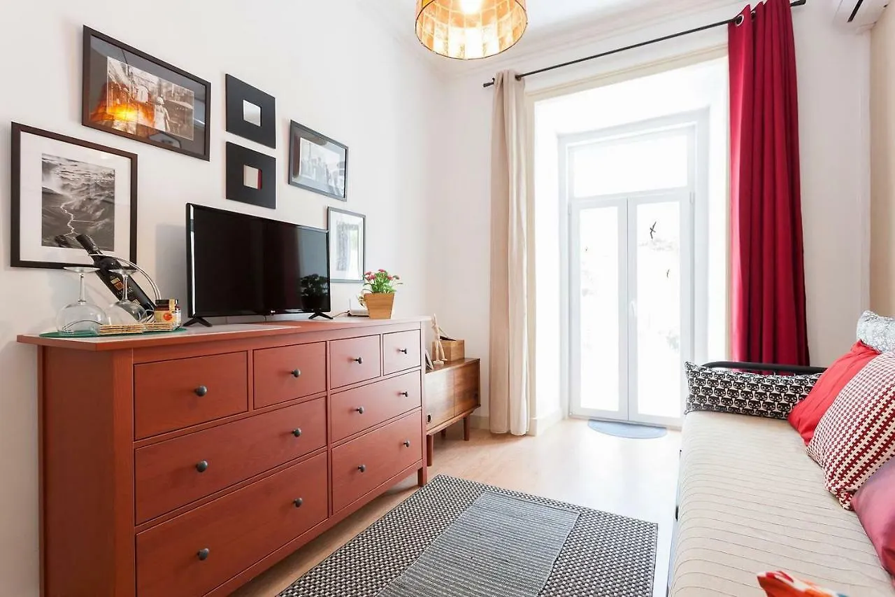 Sunny Orange Garden Apartment In Central Lizbona