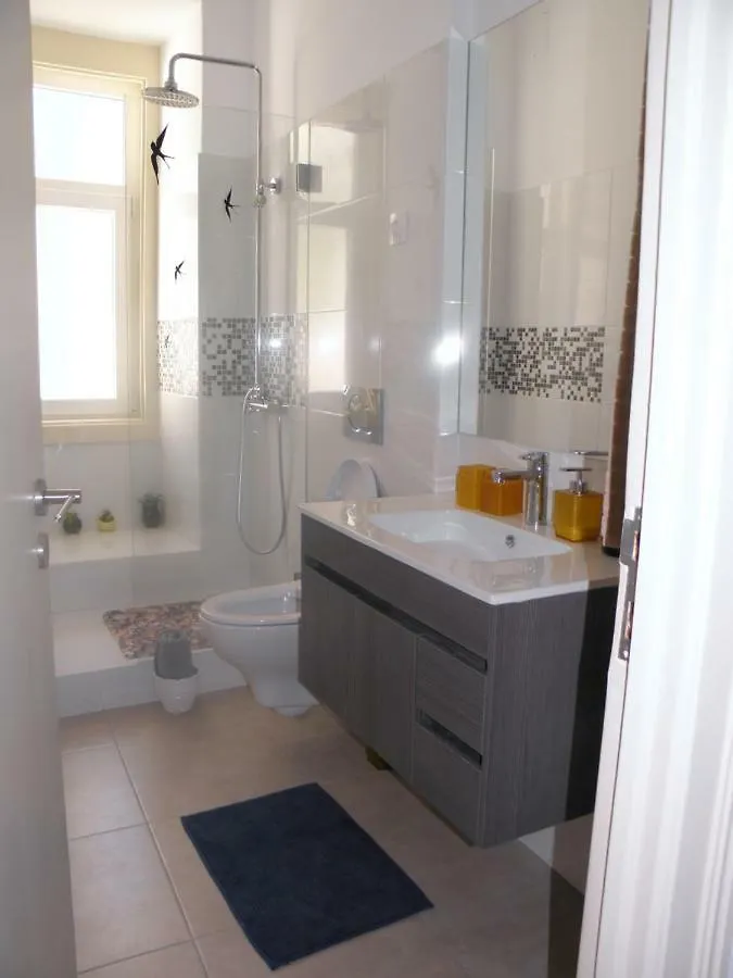 Sunny Orange Garden Apartment In Central Lizbona