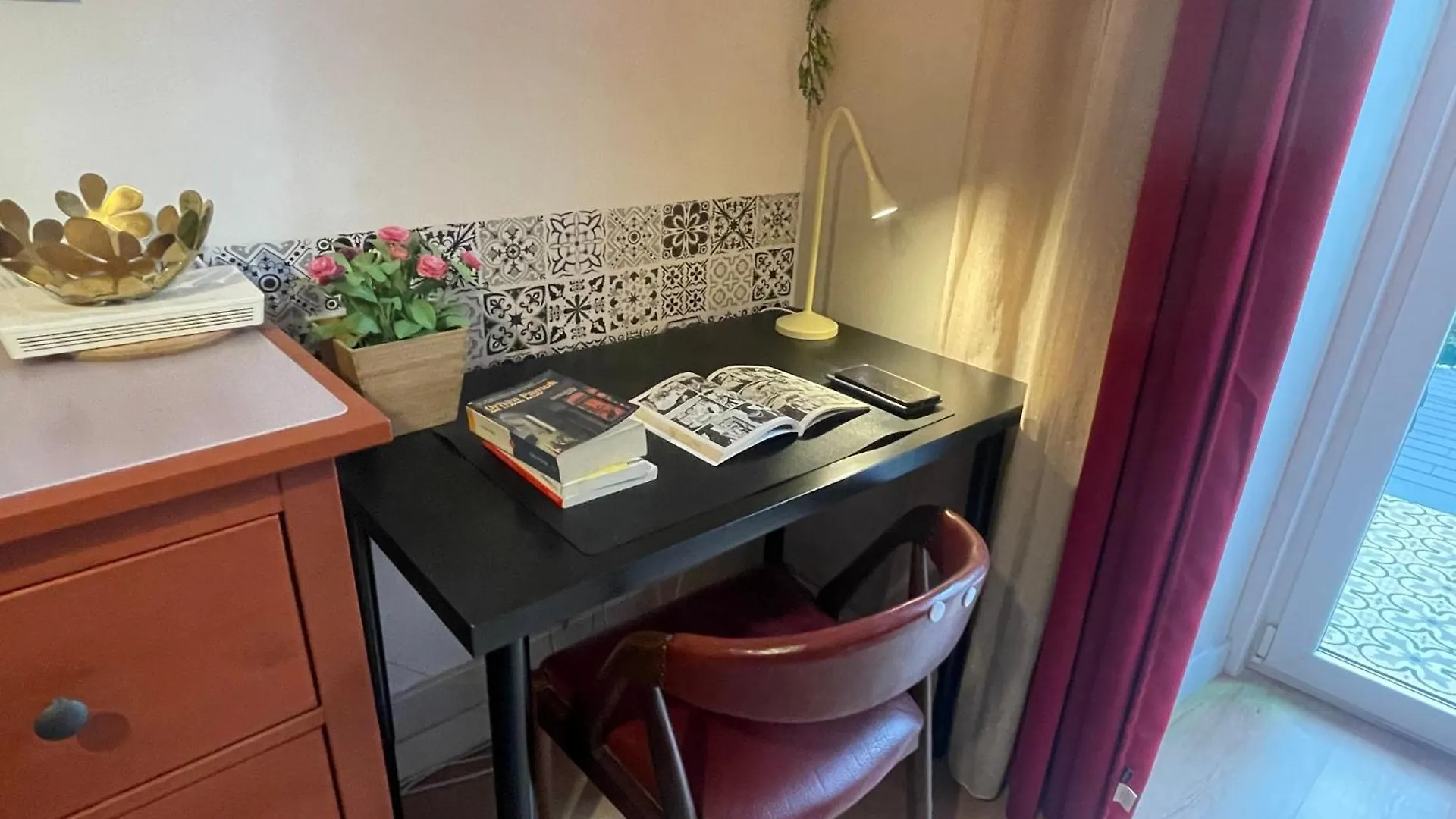 Sunny Orange Garden Apartment In Central Lisboa