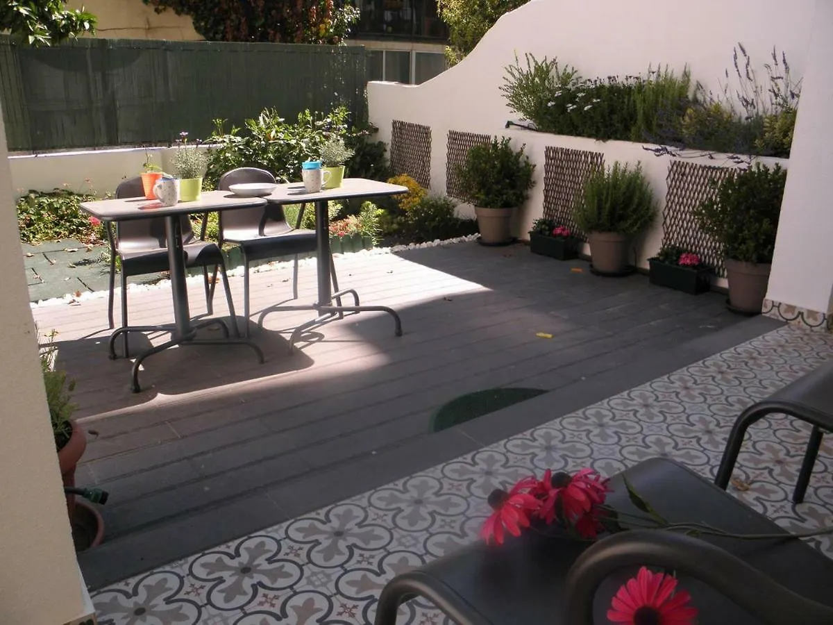 Sunny Orange Garden Apartment In Central Lisboa