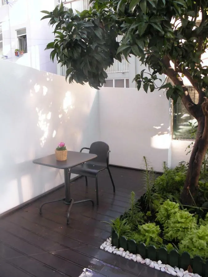 Sunny Orange Garden Apartment In Central Lisboa